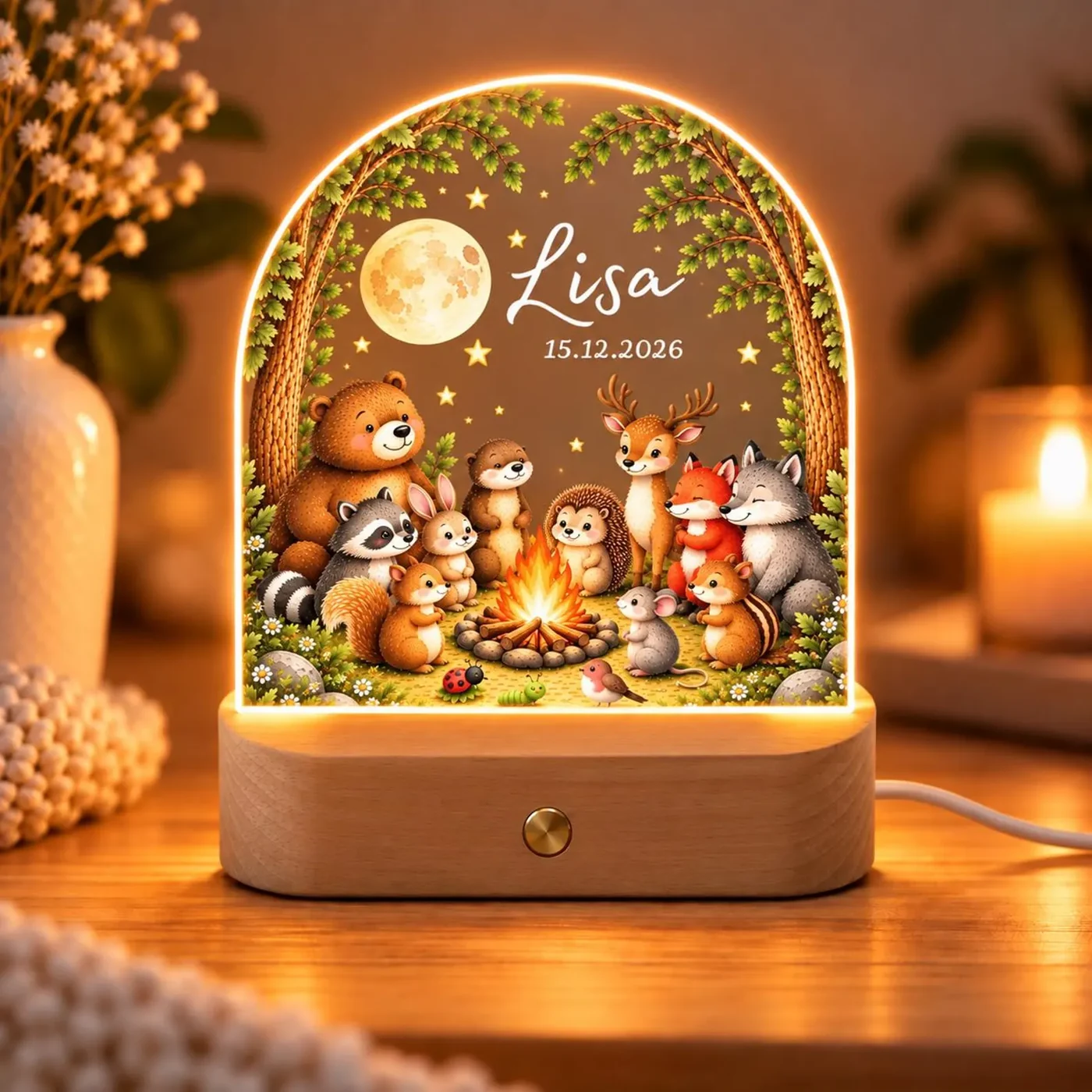 Veilleuse personnalisée en acrylique : une arche avec les animaux de la forêt autour d'un feu de camp, le prénom Lisa et la date, posée sur un socle en bois clair allumé